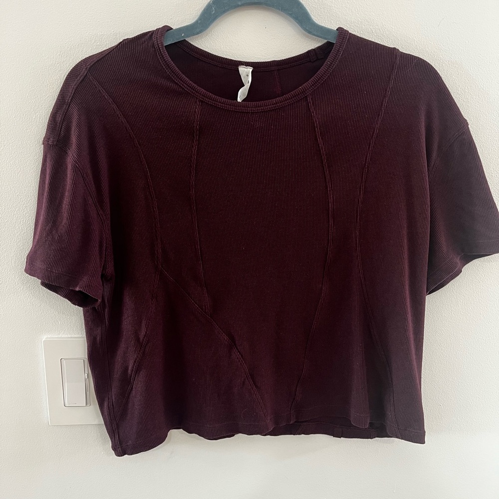 Cropped burgundy lululemon tee - size 6